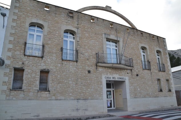 Imagen: El ayuntamiento de La Vall de Gallinera, donde se encuentra la biblioteca