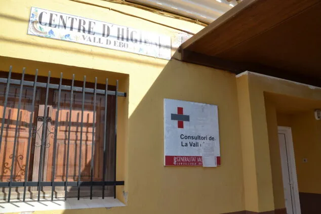 Imagen: Exterior del consultorio médico de la Vall d'Ebo