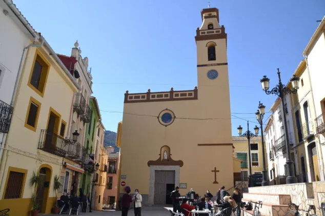 Imagen: Fachada de la iglesia de Castell de Castells