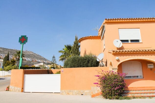 Imagen: Exterior de la farmacia Cumbre del Sol de Benitatxell