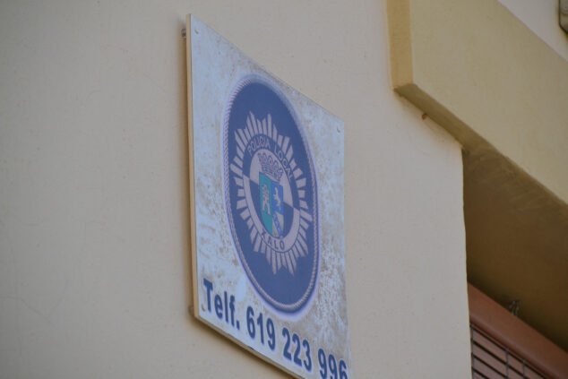 Imagen: Detalle en la fachada del retén de la Policía Local de Xaló