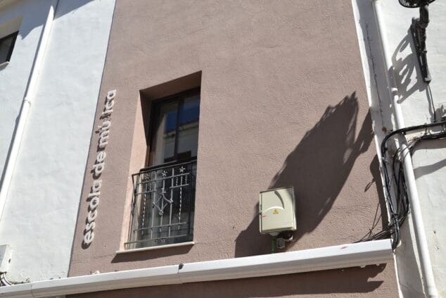 Imagen: Edificio donde se encuentran diversas instalaciones culturales en Castell de Castells