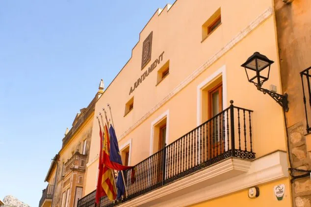 Imagen: Fachada del ayuntamiento de Ràfol d'Almúnia