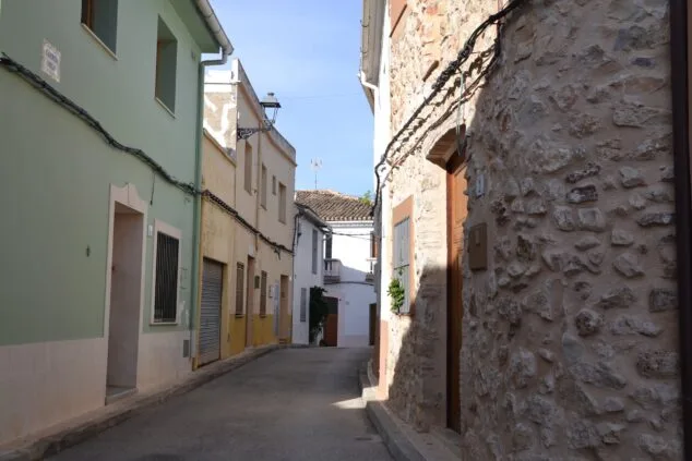 Imagen: Vista de una calle de Alcalalí