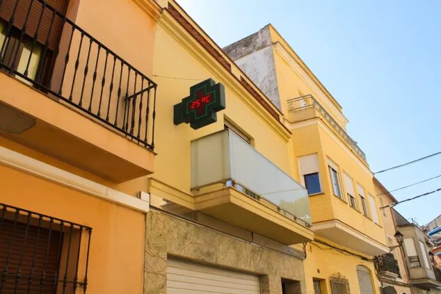 Imagen: Fachada de la farmacia de Ràfol d'Almúnia