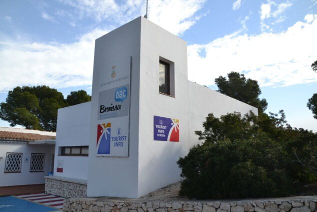 Imagen: Exterior de la oficina de turismo de Benissa en la playa
