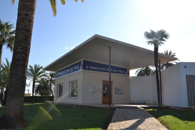 Imagen: Exterior de la oficina de turismo de Pego