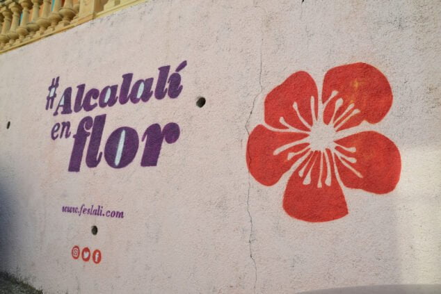 Imagen: Mural sobre Feslalí, Alcalalí en flor