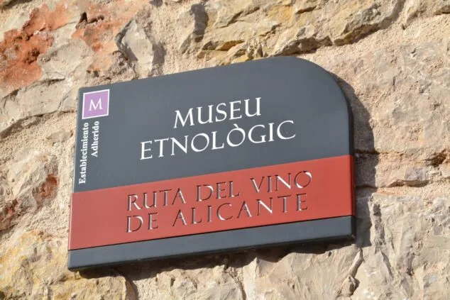 Imagen: Placa del Museu Etnològic d'Alcalalí