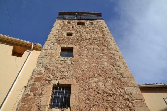 Imagen: La Torre de Alcalalí vista desde abajo