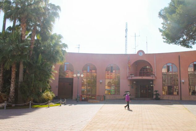 Imagen: Vista general de la fachada del ayuntamiento de Teulada Moraira
