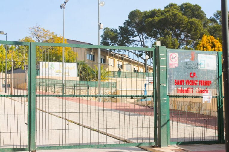 Acceso al colegio Sant Vicent Ferrer de Teulada