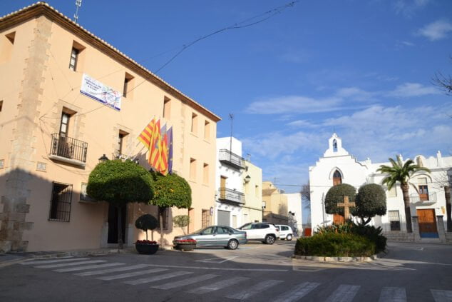 Imagen: Vista general de la Plaça del Portal, donde se encuentra el ajuntament de Benissa