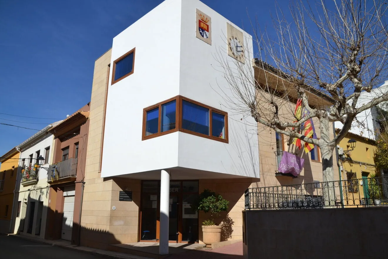 El edificio del ayuntamiento de Llíber