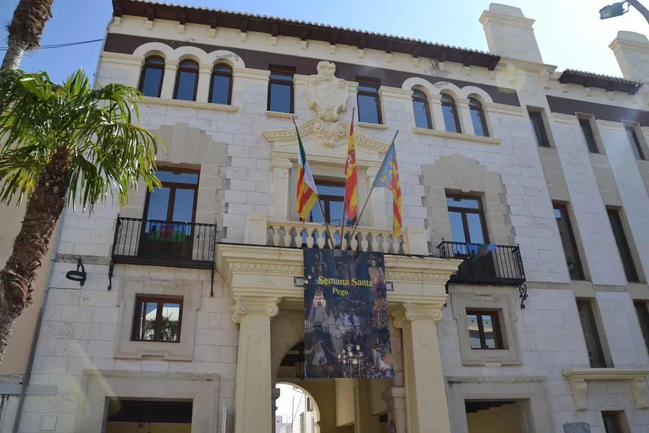 Fachada del ayuntamiento de Pego