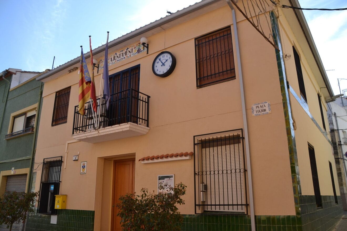 Fachada del Ayuntamiento de la Vall d'Ebo
