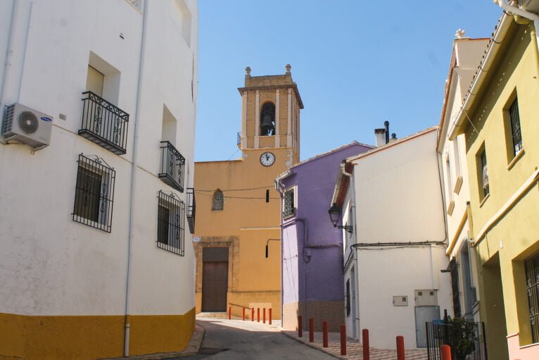 Calles de Benidoleig con la iglesia al fondo