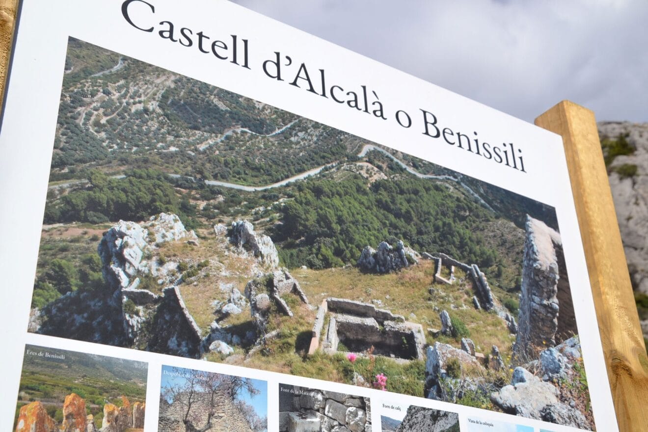 Cartel informativo sobre el castillo de Benissili o castell de Alcalà