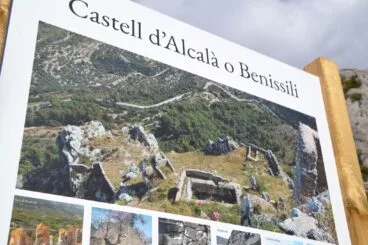 cartel sobre el castillo de benissili vall de gallinera