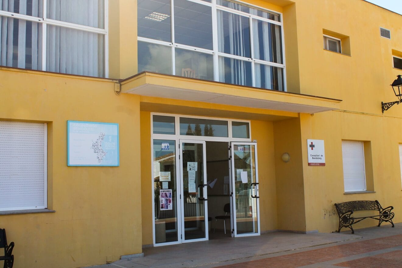 Imagen del exterior del consultorio médico de Benidoleig