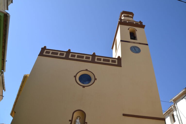 Detalle de la fachada de la iglesia de Castell de Castells