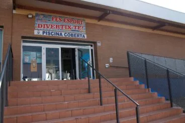 Entrada a la piscina municipal cubierta de Pego