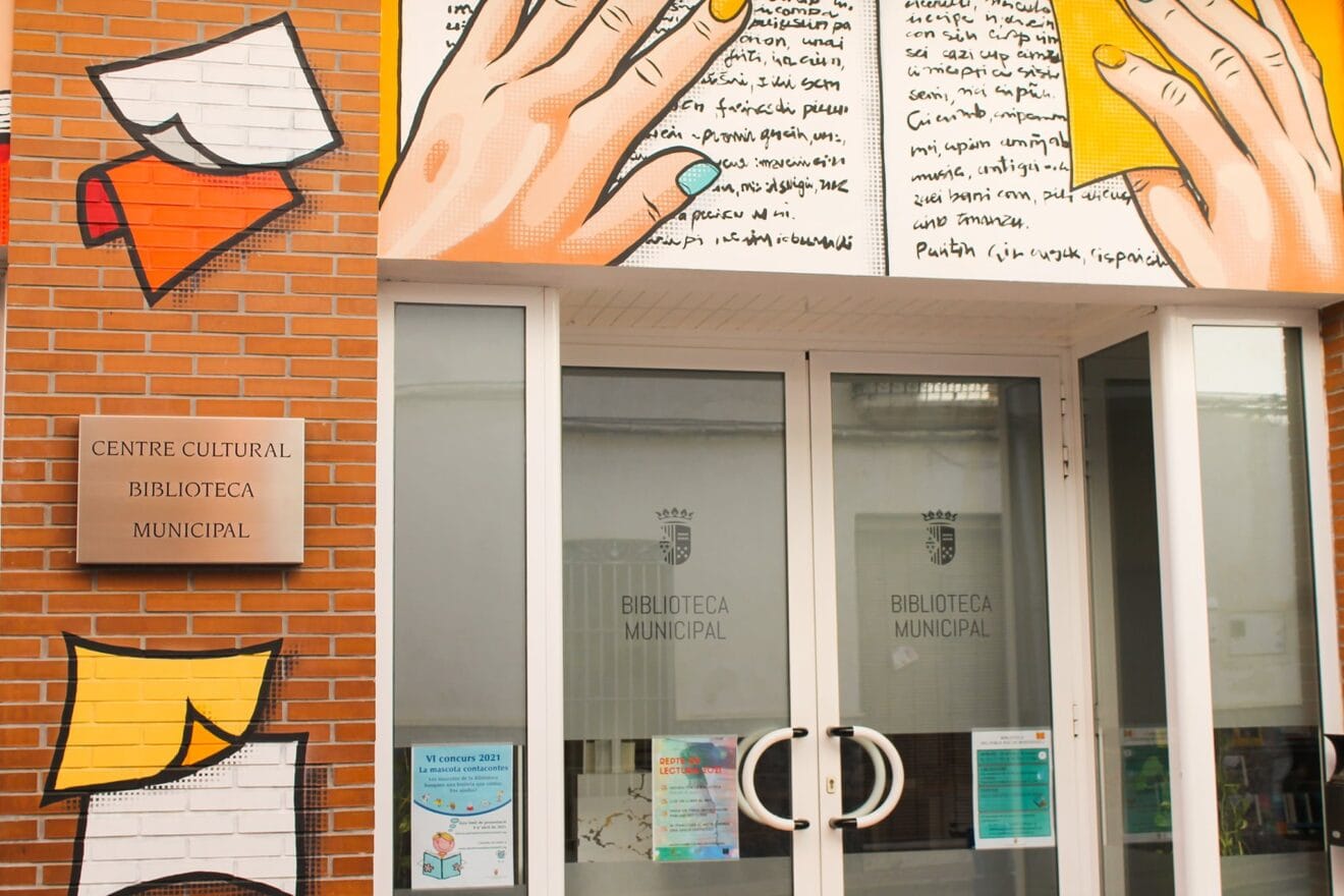 Entrada a la agencia de lectura de Benitatxell