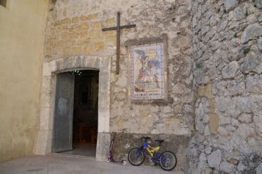 Entrada a la iglesia de Murla