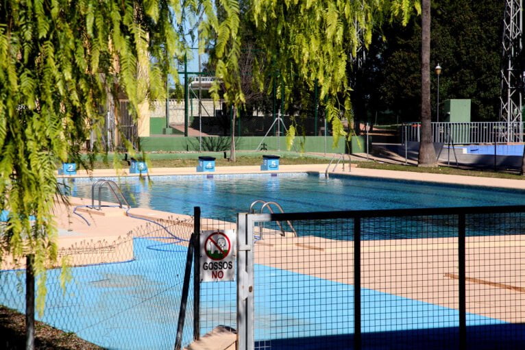 Entrada a la piscina en el Polideportivo de Els Poblets