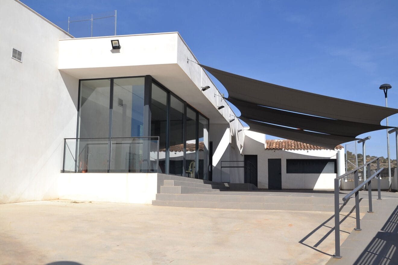 Entrada del polideportivo de Senija