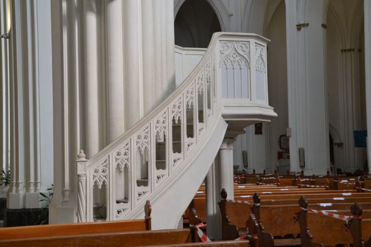 Escaleras y púlpito en la Iglesia de la Puríssima Xiqueta de Benissa