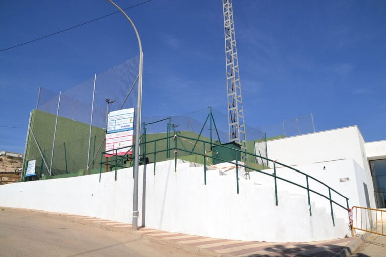 Exterior del polideportivo de Senija