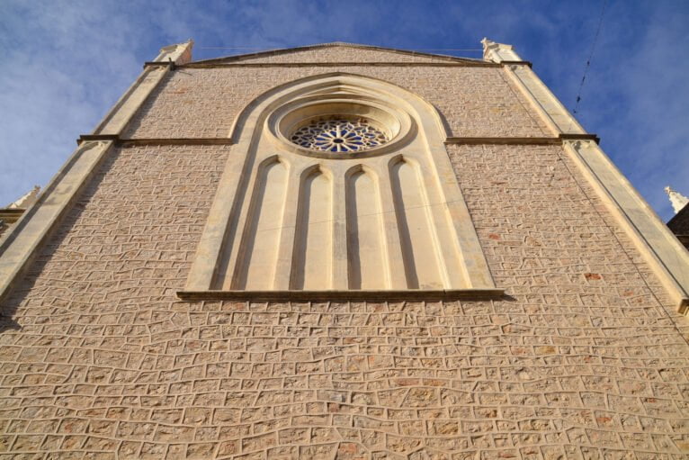 Glasfenster von außen gesehen in der Iglesia de la Puríssima Xiqueta de Benissa