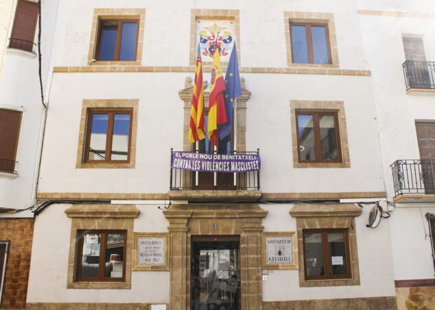 Imagen: Fachada del Ayuntamiento de Poble Nou de Benitatxell
