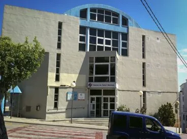 fachada del centro de salud en benissa