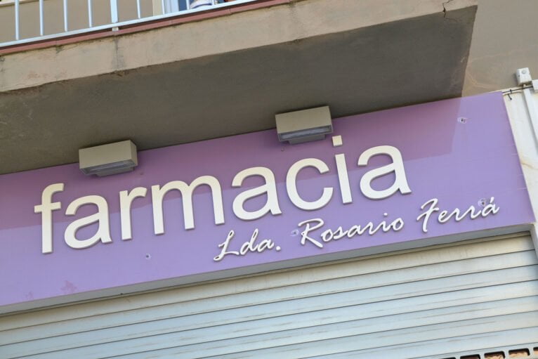 Exterior de la farmacia de Parcent