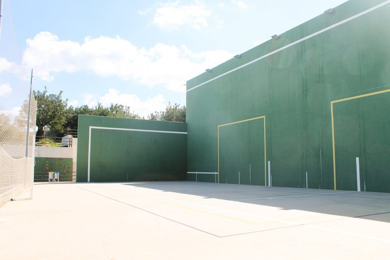 Frontón del polideportivo de Orba