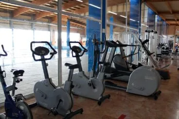 Gimnasio con vistas a la piscina