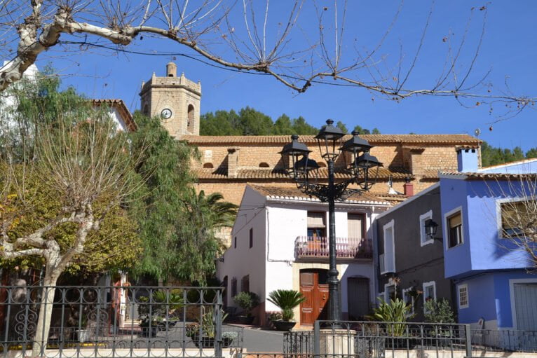 La Iglesia de los Santos Cosme y Damián de Llíber vista desde abajo