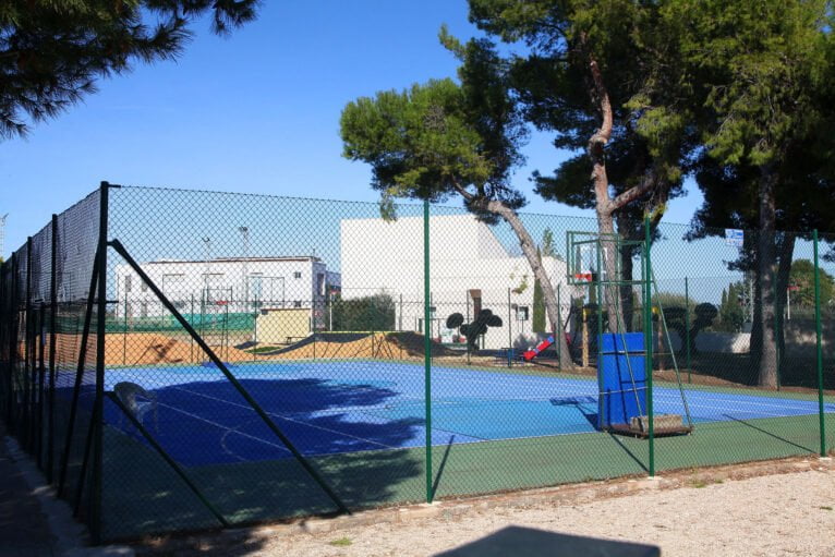 Imagen de la pista de minibásquet en el Polideportivo de Els Poblets