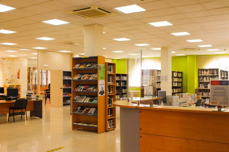 Interior de la biblioteca de Teulada