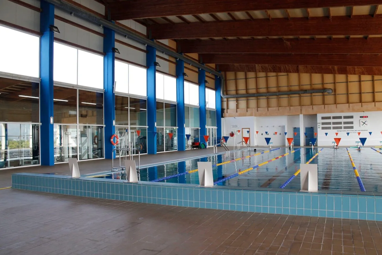 Interior de la piscina municipal cubierta de Pego