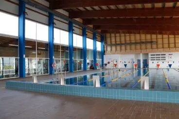 interior de la piscina municipal cubierta de pego