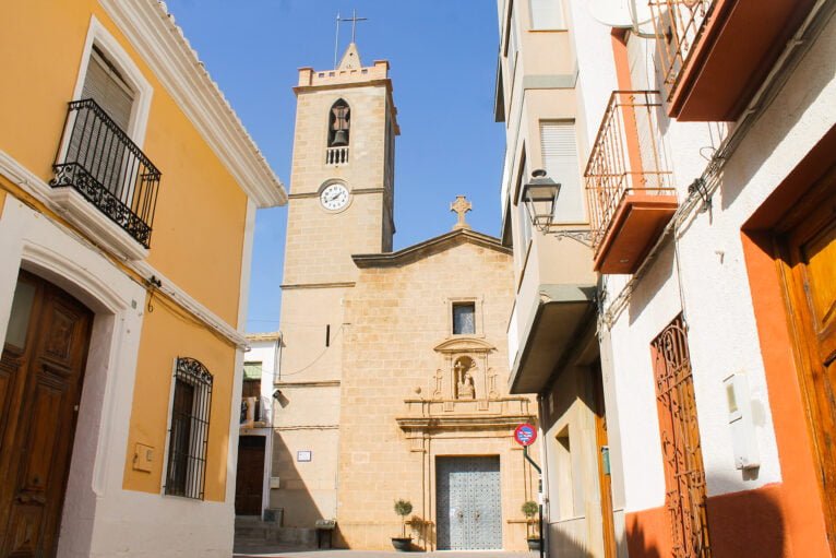 La iglesia de Santa María Magdalena asoma entre las calles de Benitatxell