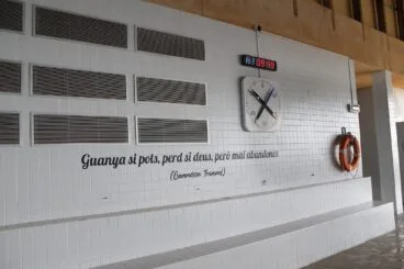 Mensaje motivacional y reloj de la piscina cubierta