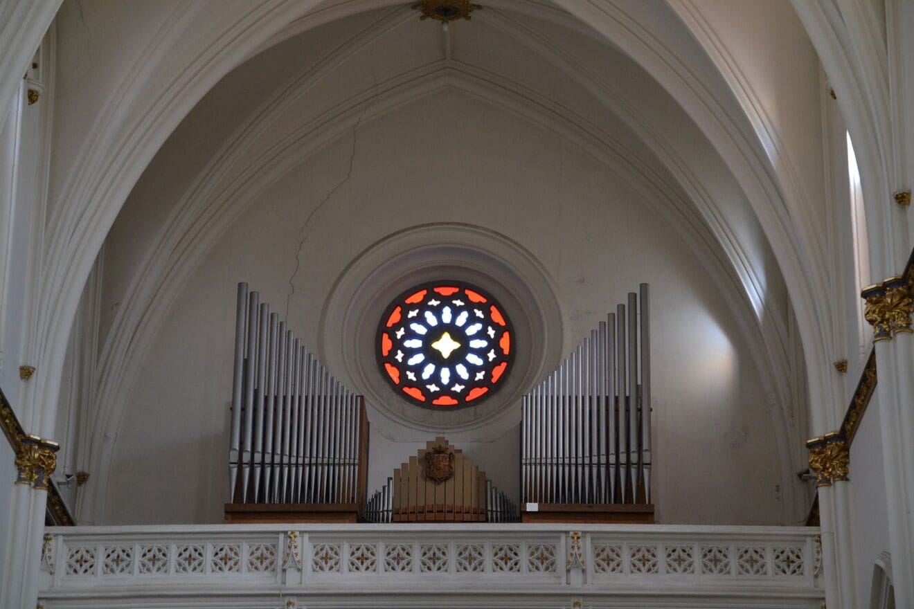 Órgano y vidriera de la Iglesia de la Puríssima Xiqueta de Benissa