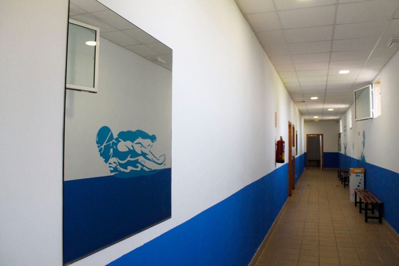 Pasillo de vestuarios