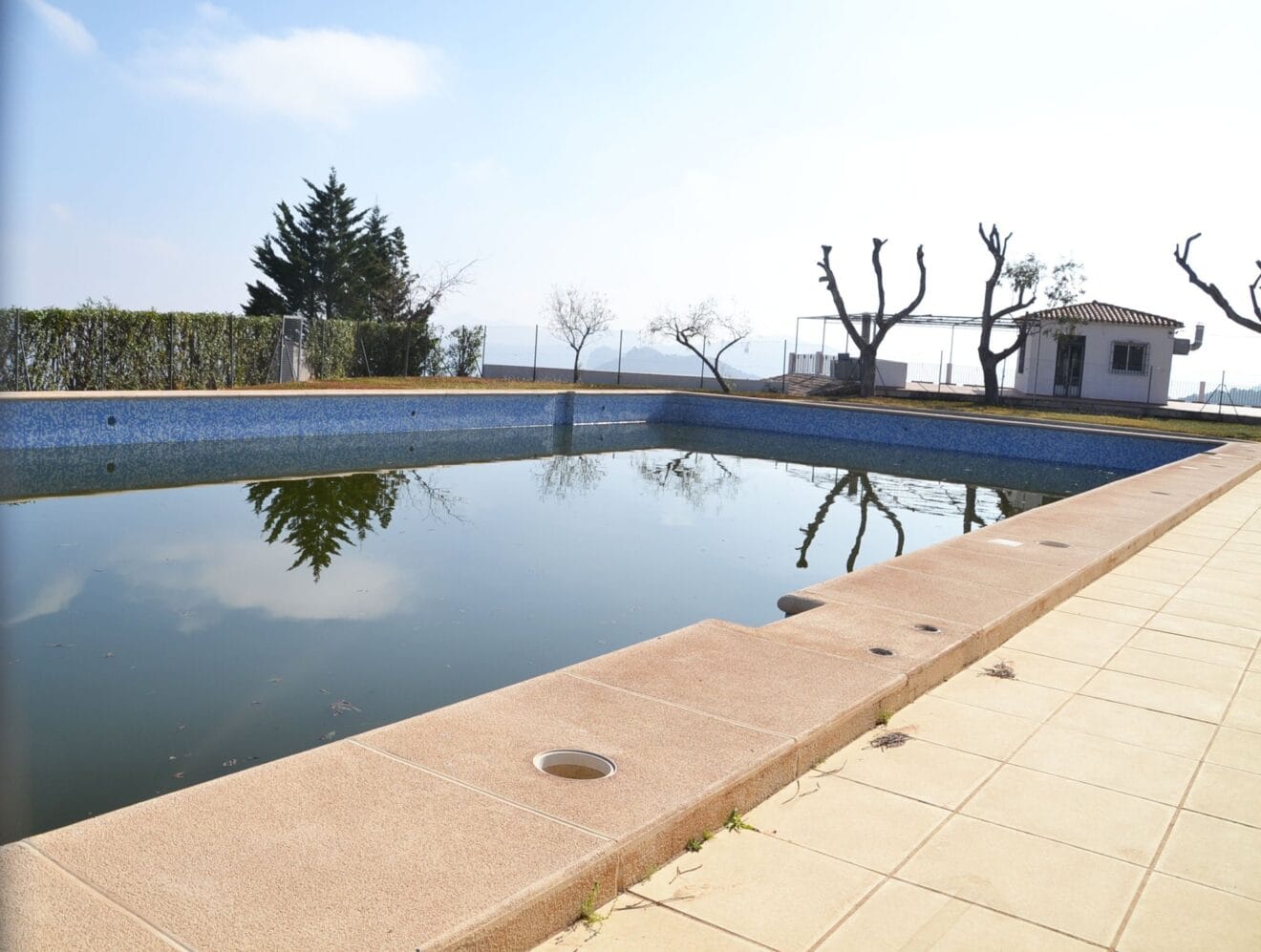 La piscina pública municipal de La Vall de Laguar (imagen tomada fuera de la temporada de apertura)