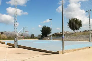 Pista de basket del polideportivo de Orba