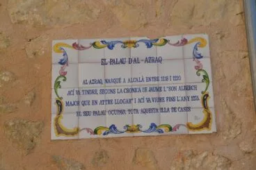 Placa en la iglesia de Alcalà de la Jovada, La Vall d’Alcalà